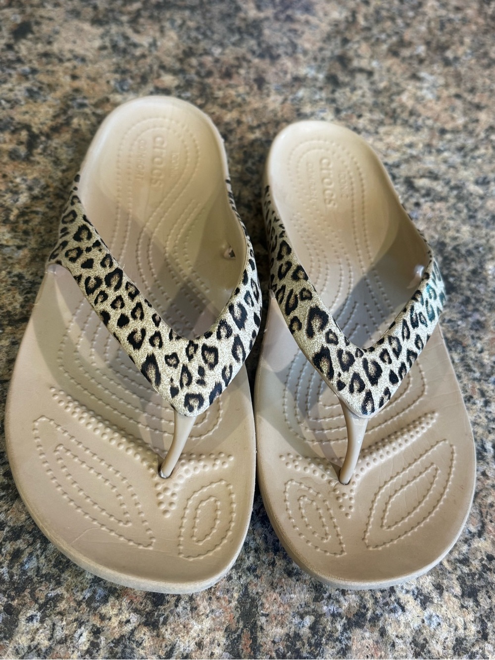 Crocs Leopard Cheetah Kadee II Thong Flip Flops Womens Beige Animal Size 10